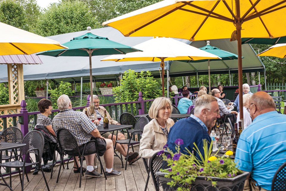 Harpersfield-Vineyard-patio Harpersfield-Vineyard-patio