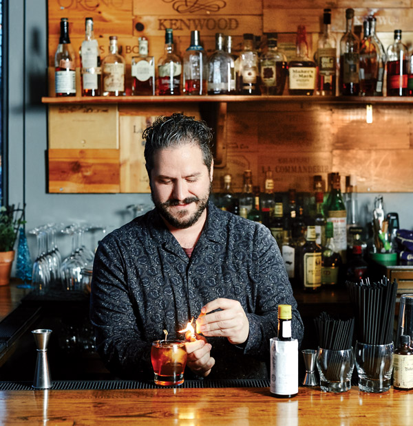 Alex Asteinza making a Manhattan