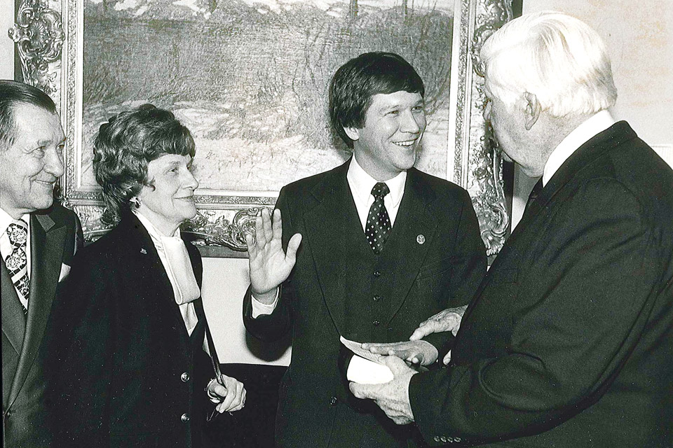 John Kasich being sworn in as parents look on