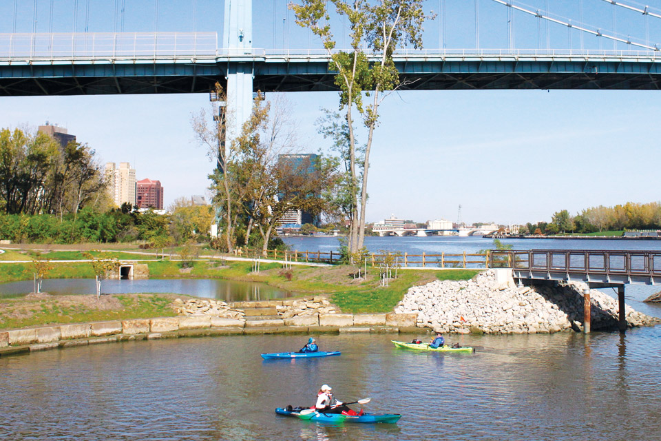edit-middleground-kayakers edit-middleground-kayakers