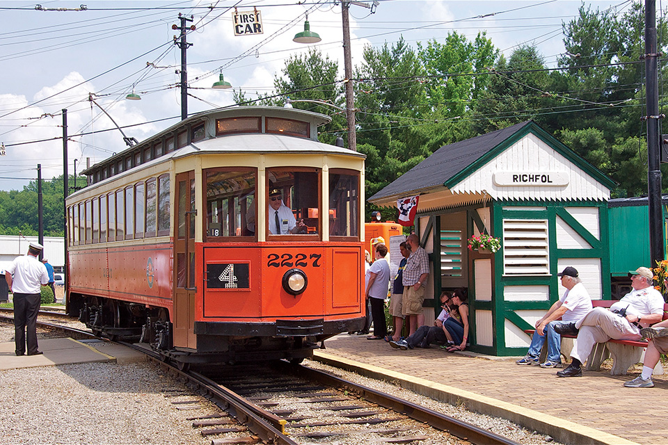 Washington, Pennsylvania trolley picking people up (photo courtesy of Pennsylvania Trolley Museum)