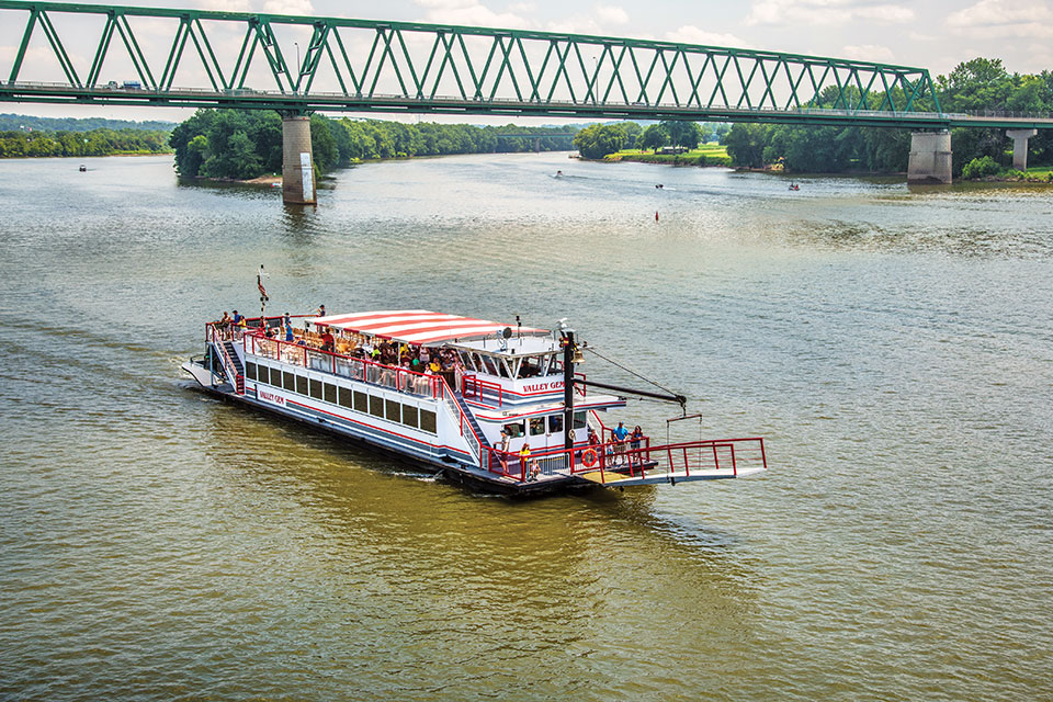 Valley Gem Sternwheeler on the Ohio River (photo by Bruce Wunderlich)