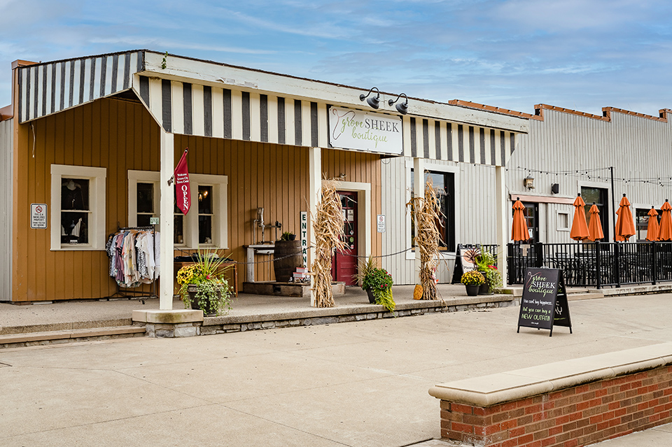 Exterior of Grove Sheek Boutique in Grove City (photo by Jeffrey Tadlock Photography)