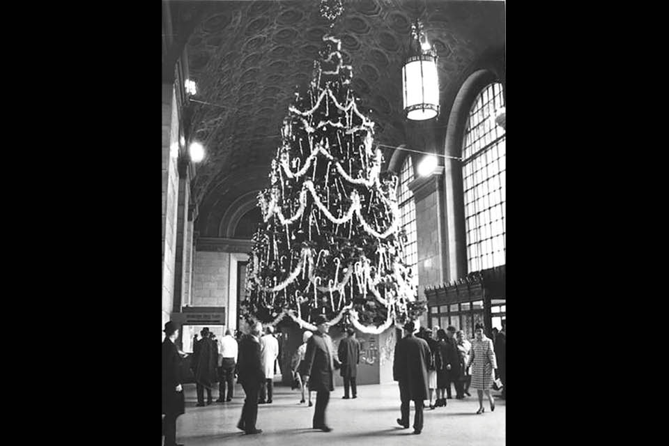 Higbee’s 50-foot Christmas tree at Cleveland’s Terminal Tower entrance in 1968 (photo by Herman Seid / Cleveland State University. Michael Schwartz Library. Special Collections)