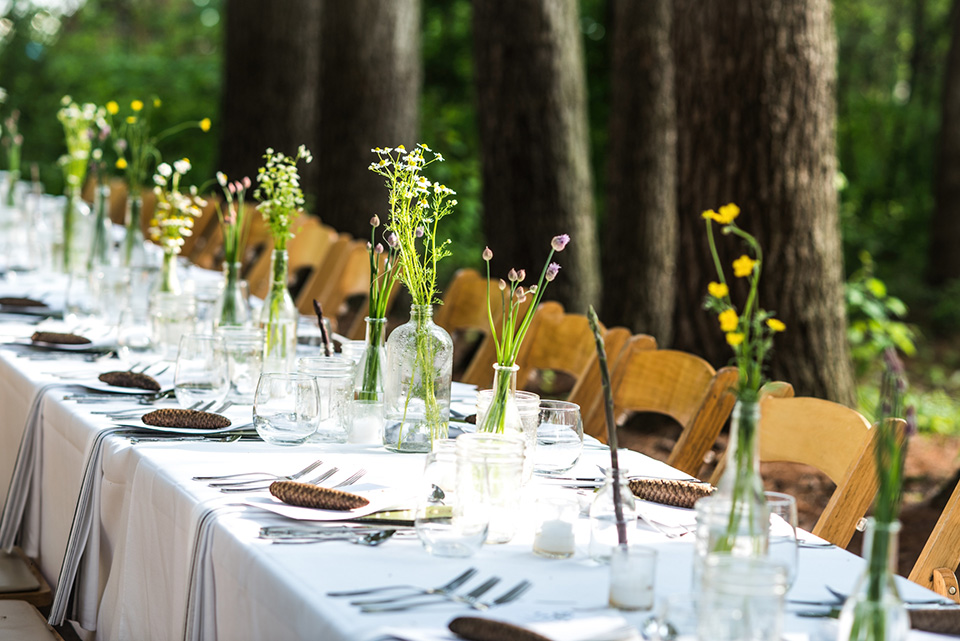 Place settings and florals at Spice Acres’ Plated Landscape Dinners in the Cuyahoga Valley National Park (photo by Black Dog Photography)